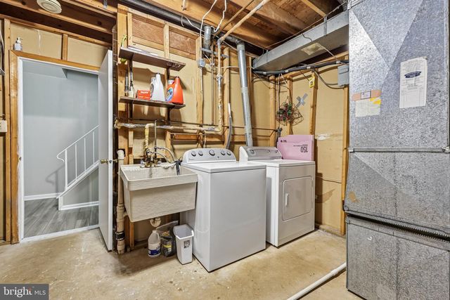 8561 DELLWAY LN, Vienna, VA 22180