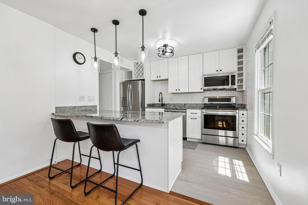 8561 DELLWAY LN, Vienna, VA 22180