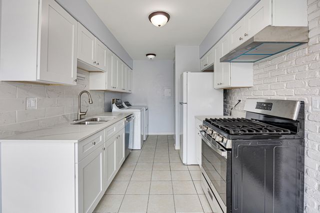 7557 BRISTOL Lane 1, Hanover Park, IL 60133