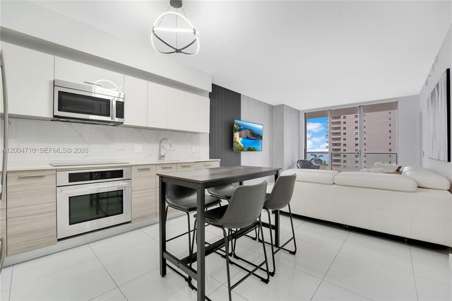 1300 Brickell Bay Dr 706, Miami, FL 33131