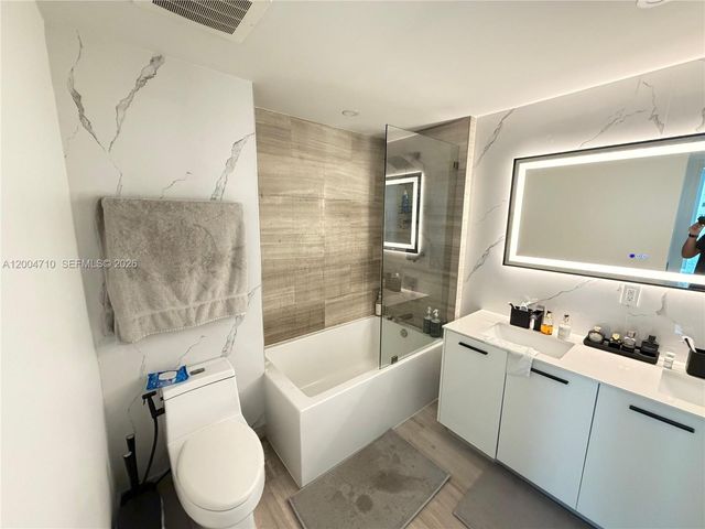 1300 Brickell Bay Dr 706, Miami, FL 33131