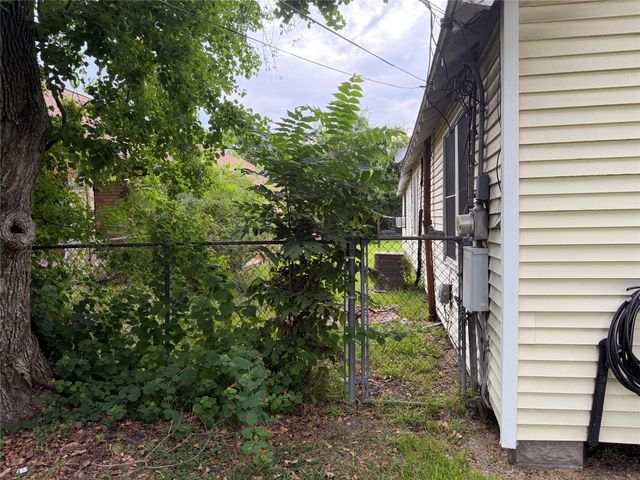 6211 Los Angeles Street, Houston, TX 77026