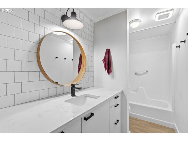 11742 Sw BOONES BEND Dr, Beaverton, OR 97008