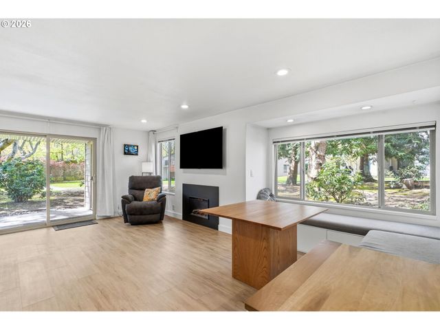 11742 Sw BOONES BEND Dr, Beaverton, OR 97008