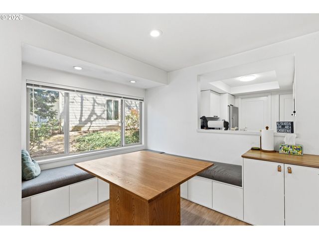 11742 Sw BOONES BEND Dr, Beaverton, OR 97008