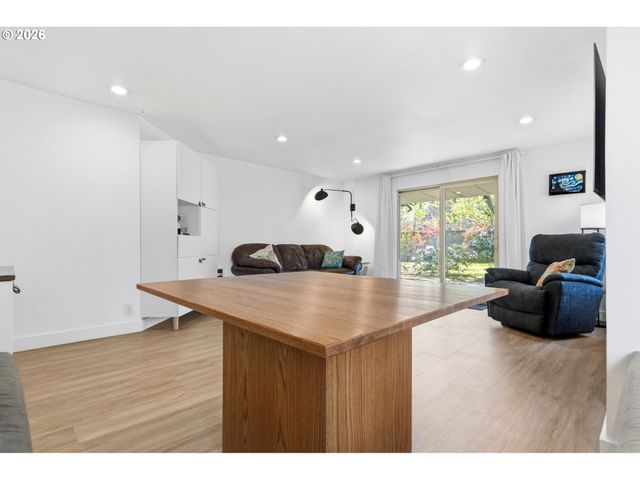 11742 Sw BOONES BEND Dr, Beaverton, OR 97008