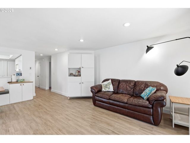 11742 Sw BOONES BEND Dr, Beaverton, OR 97008