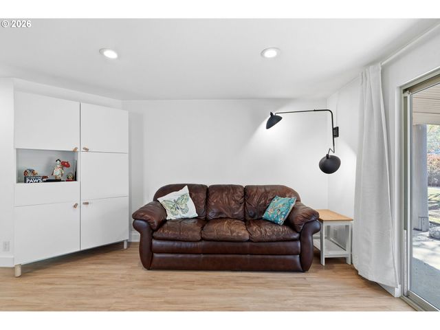 11742 Sw BOONES BEND Dr, Beaverton, OR 97008