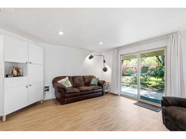 11742 Sw BOONES BEND Dr, Beaverton, OR 97008