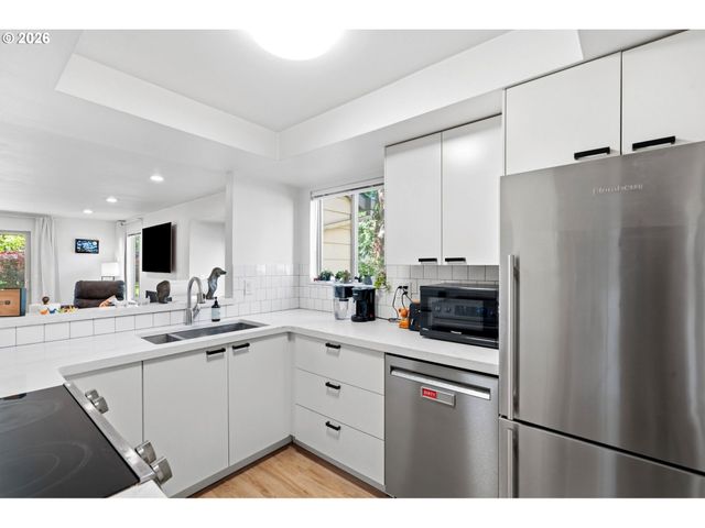 11742 Sw BOONES BEND Dr, Beaverton, OR 97008