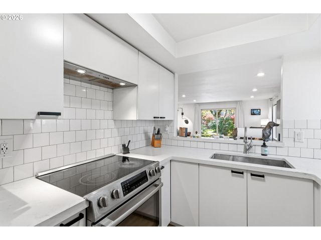 11742 Sw BOONES BEND Dr, Beaverton, OR 97008