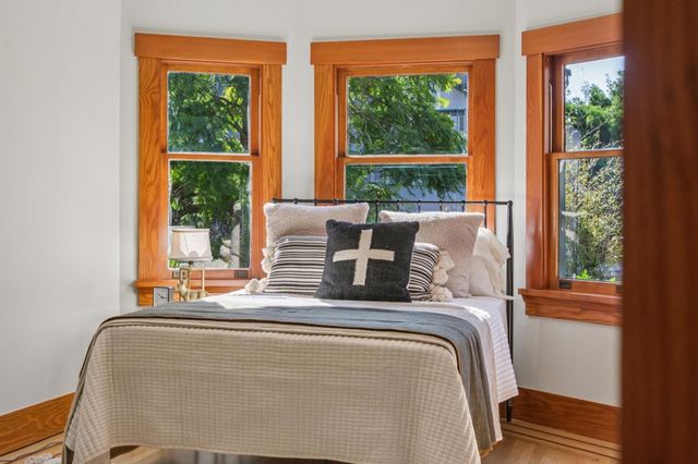 3833 3833 Lakeshore Ave, Oakland, CA 94610