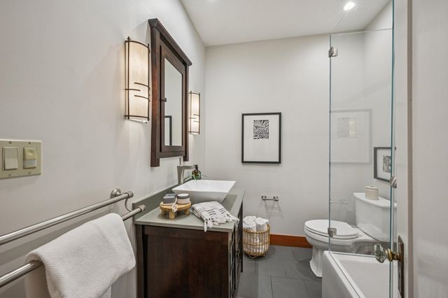 3833 3833 Lakeshore Ave, Oakland, CA 94610