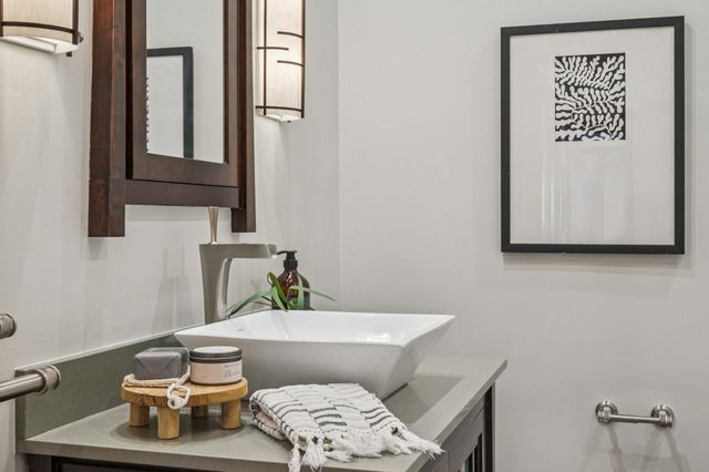 3833 3833 Lakeshore Ave, Oakland, CA 94610