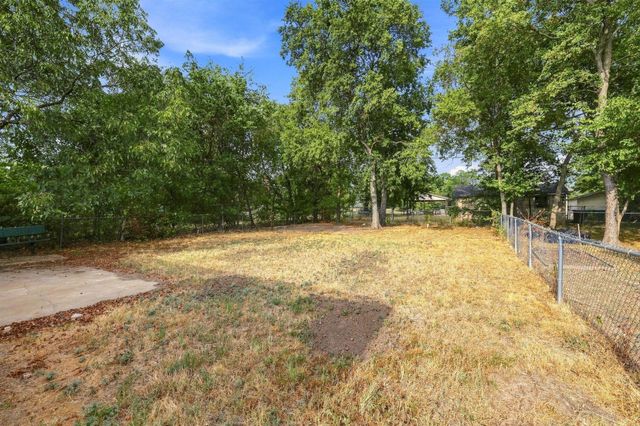 915 N Throckmorton Street, Sherman, TX 75090