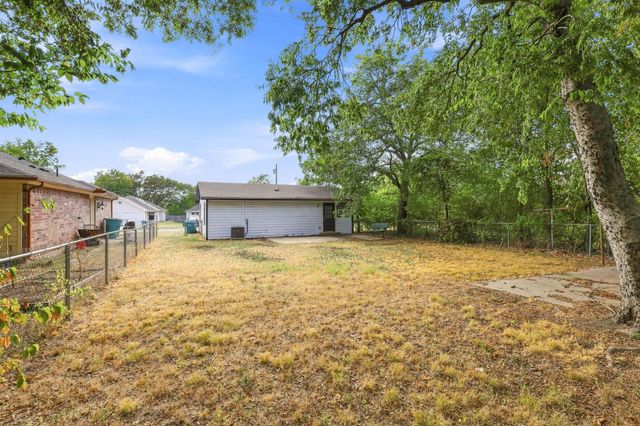 915 N Throckmorton Street, Sherman, TX 75090