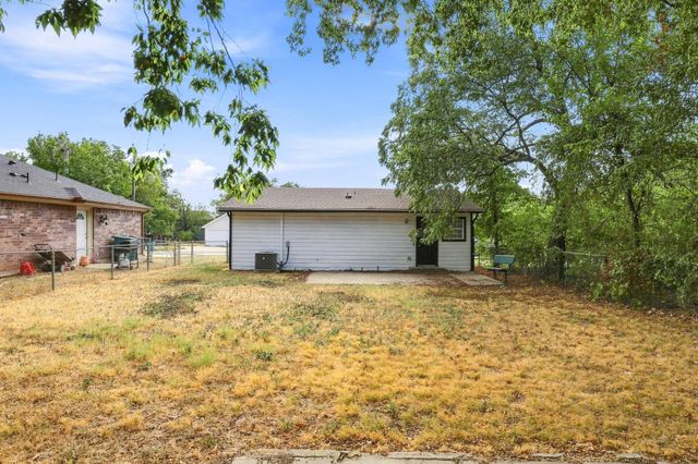 915 N Throckmorton Street, Sherman, TX 75090