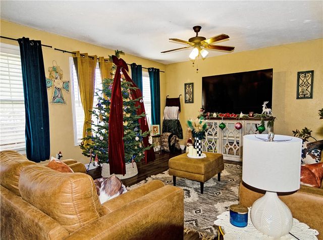 805 E Anderson St, Beeville, TX 78102