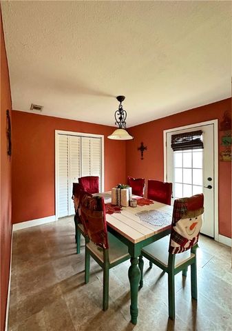 805 E Anderson St, Beeville, TX 78102