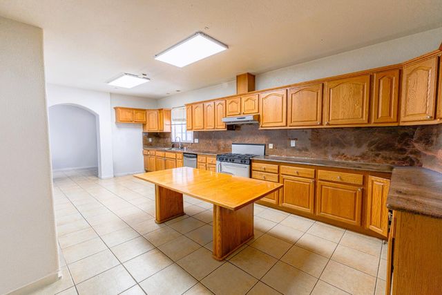 8088 Kammerer Rd, Elk Grove, CA 95757