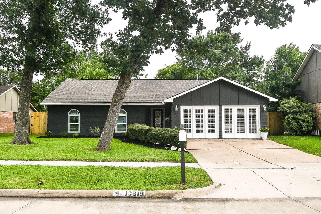 13819 Ivymount Drive, Sugar Land, TX 77498