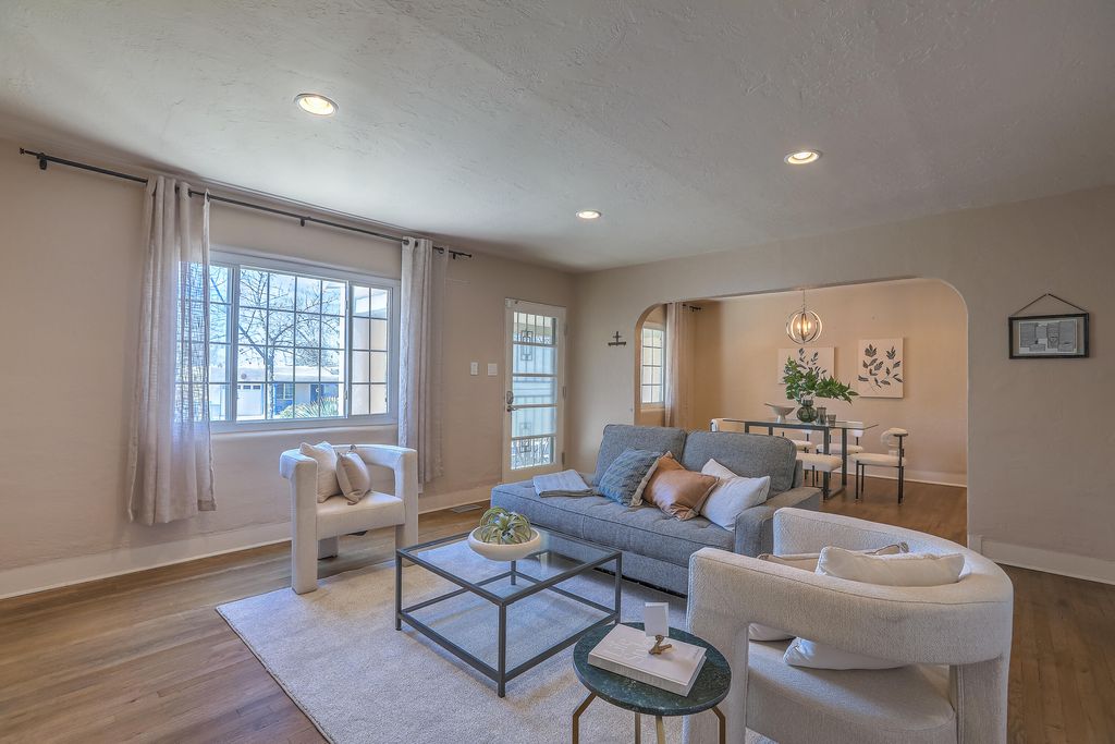 Image 10 of property listing at 812 Vassar Drive SE, Albuquerque, NM 87106