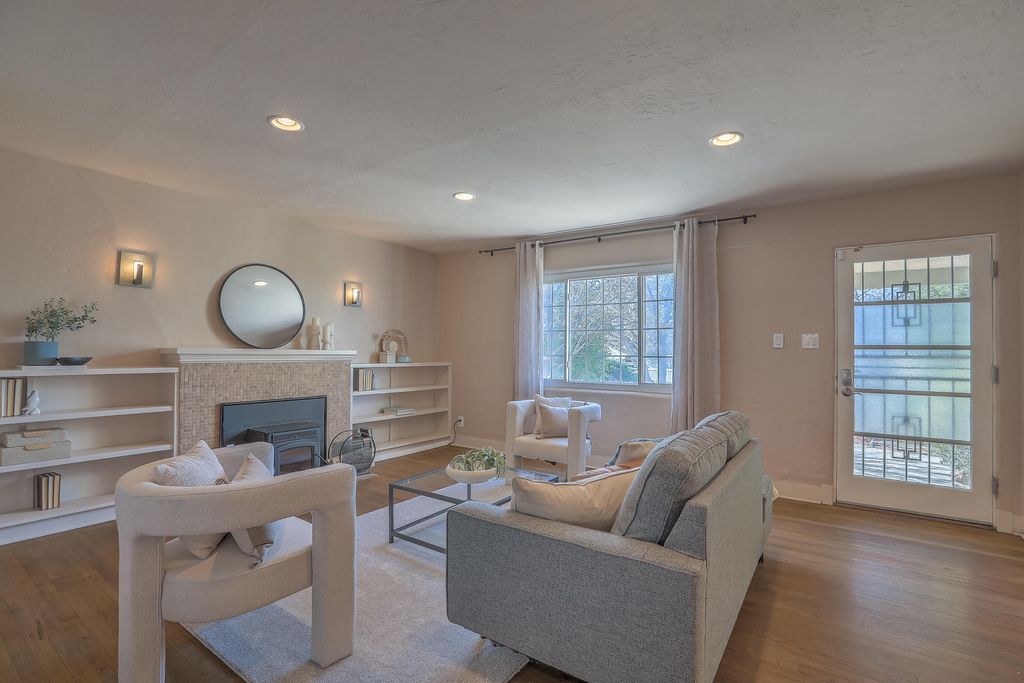 Image 11 of property listing at 812 Vassar Drive SE, Albuquerque, NM 87106