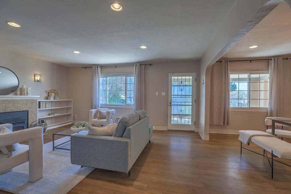 Image 12 of property listing at 812 Vassar Drive SE, Albuquerque, NM 87106