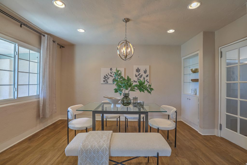 Image 13 of property listing at 812 Vassar Drive SE, Albuquerque, NM 87106