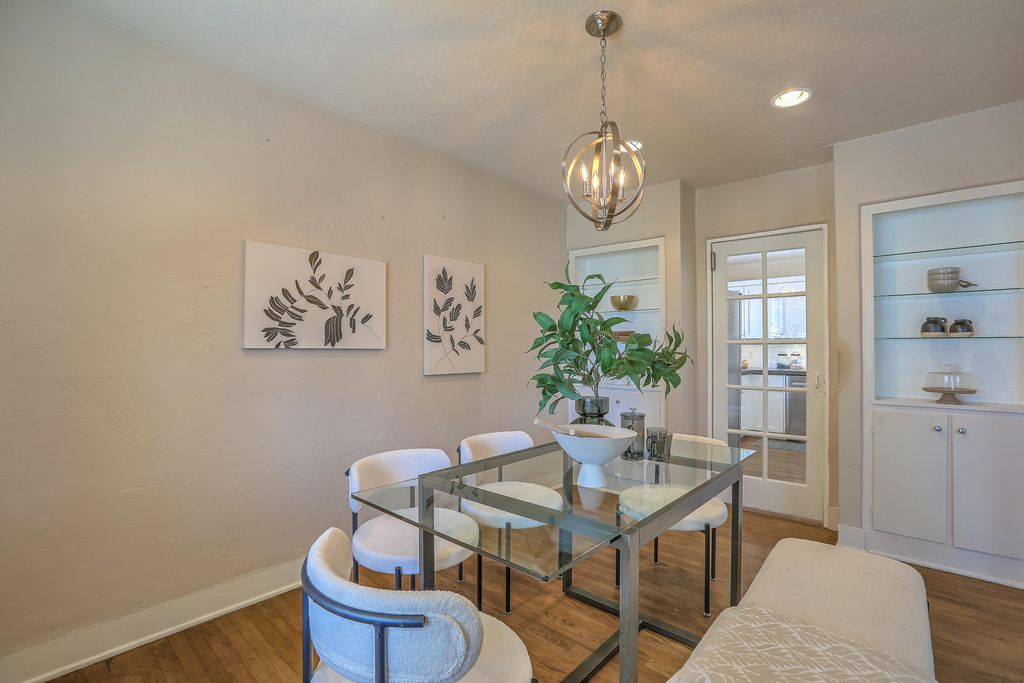 Image 14 of property listing at 812 Vassar Drive SE, Albuquerque, NM 87106