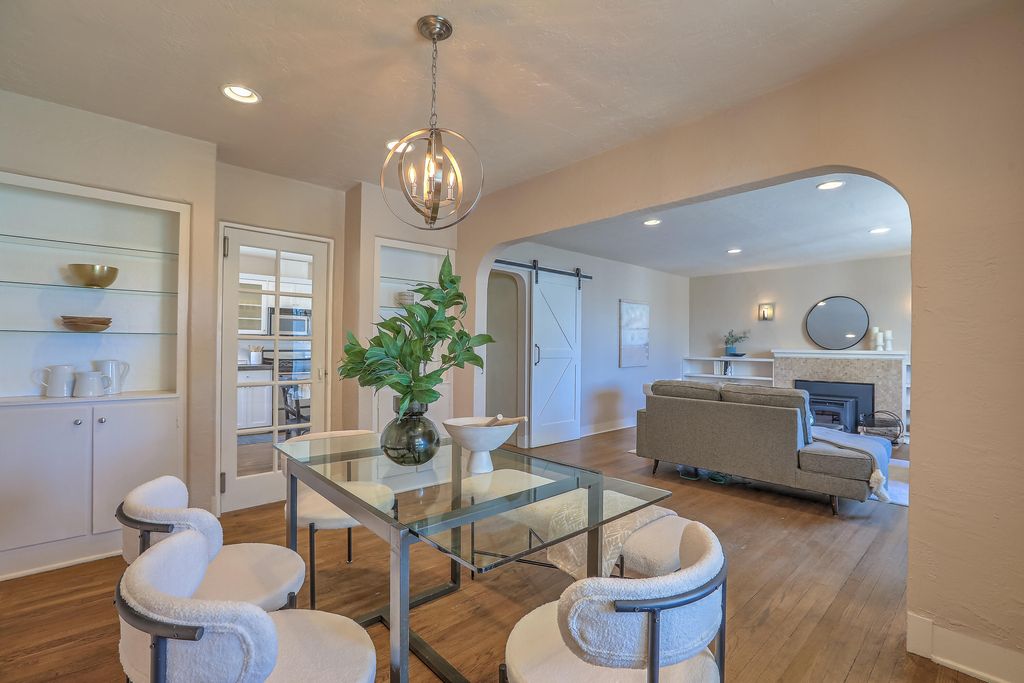 Image 15 of property listing at 812 Vassar Drive SE, Albuquerque, NM 87106