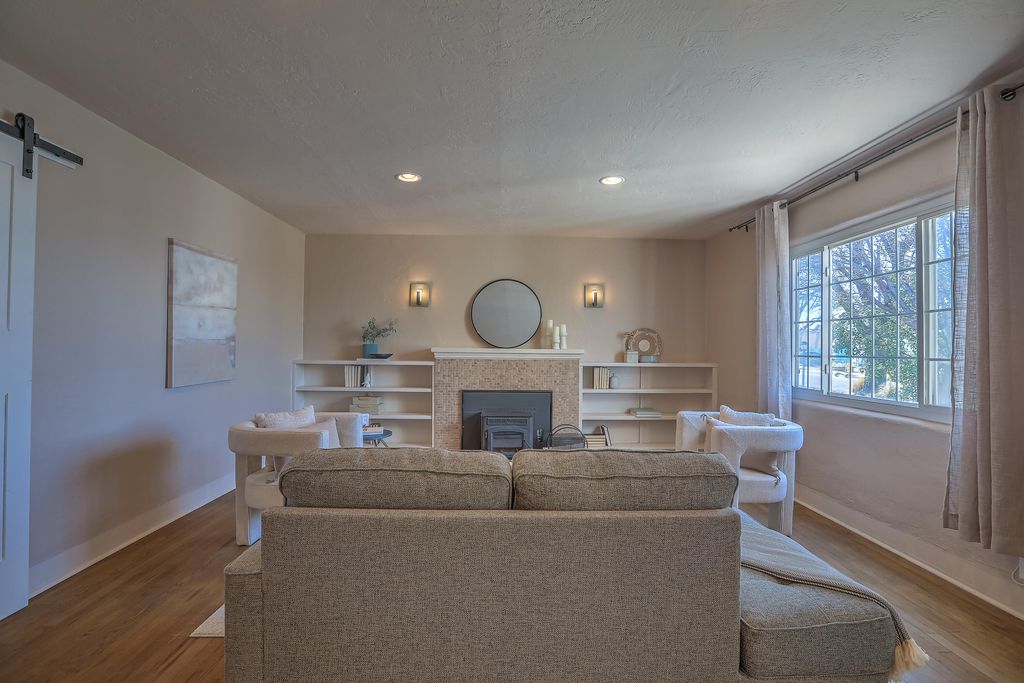 Image 16 of property listing at 812 Vassar Drive SE, Albuquerque, NM 87106