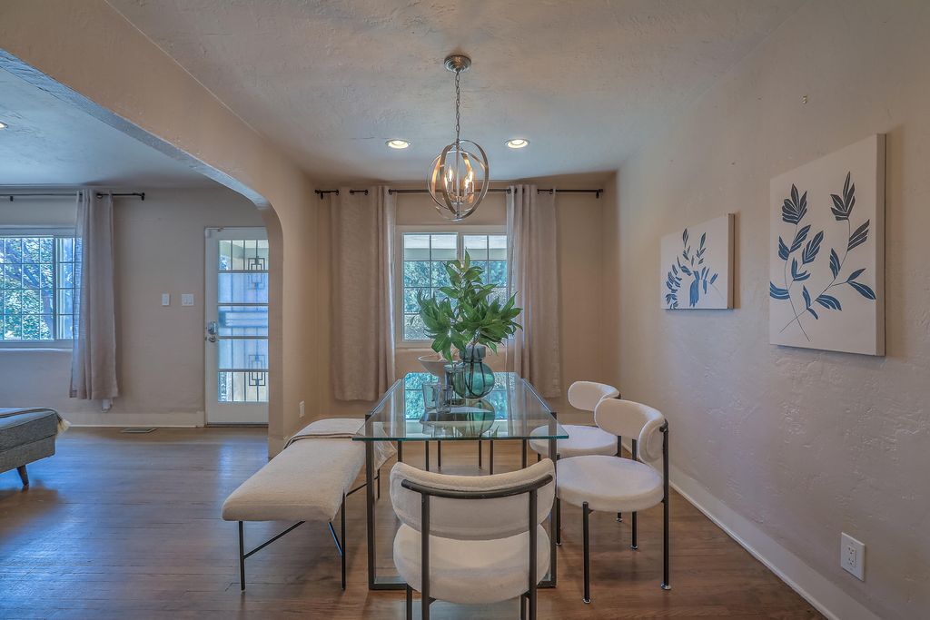 Image 17 of property listing at 812 Vassar Drive SE, Albuquerque, NM 87106