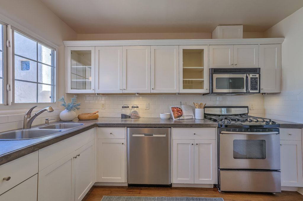 Image 18 of property listing at 812 Vassar Drive SE, Albuquerque, NM 87106