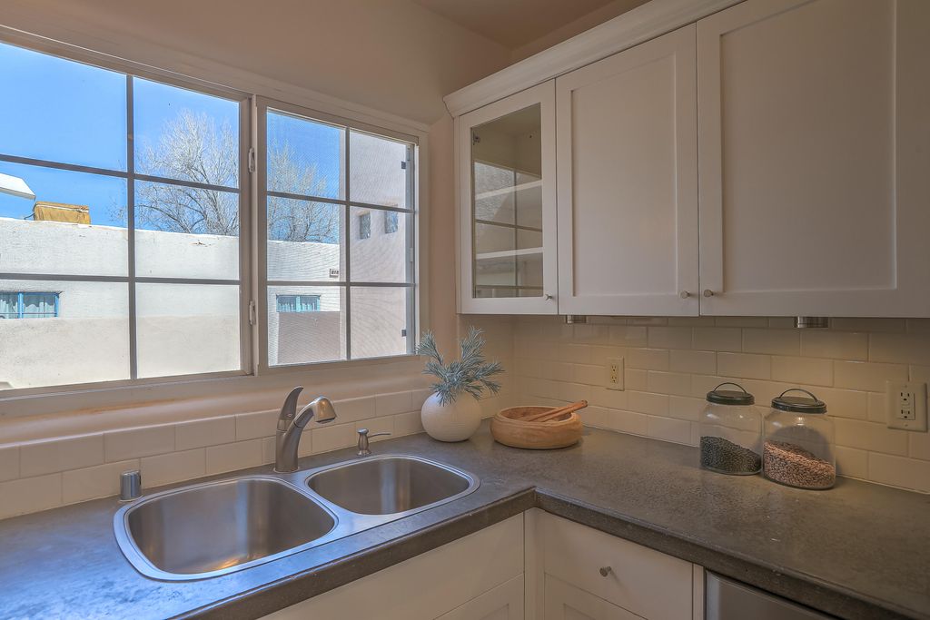 Image 19 of property listing at 812 Vassar Drive SE, Albuquerque, NM 87106