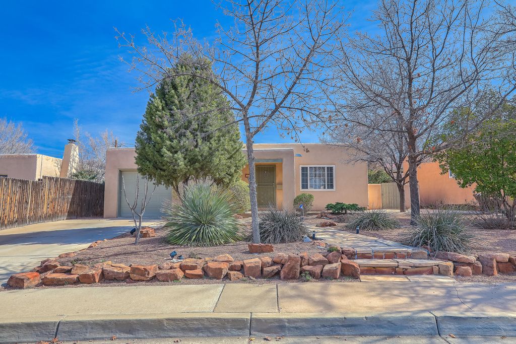 Image 2 of property listing at 812 Vassar Drive SE, Albuquerque, NM 87106