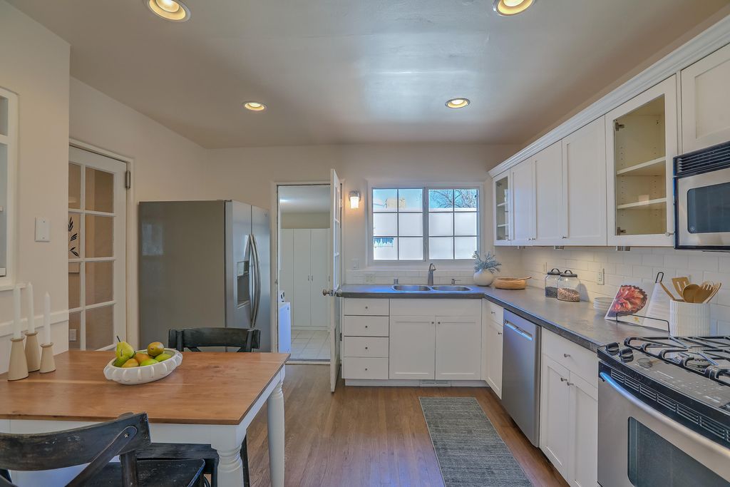 Image 20 of property listing at 812 Vassar Drive SE, Albuquerque, NM 87106