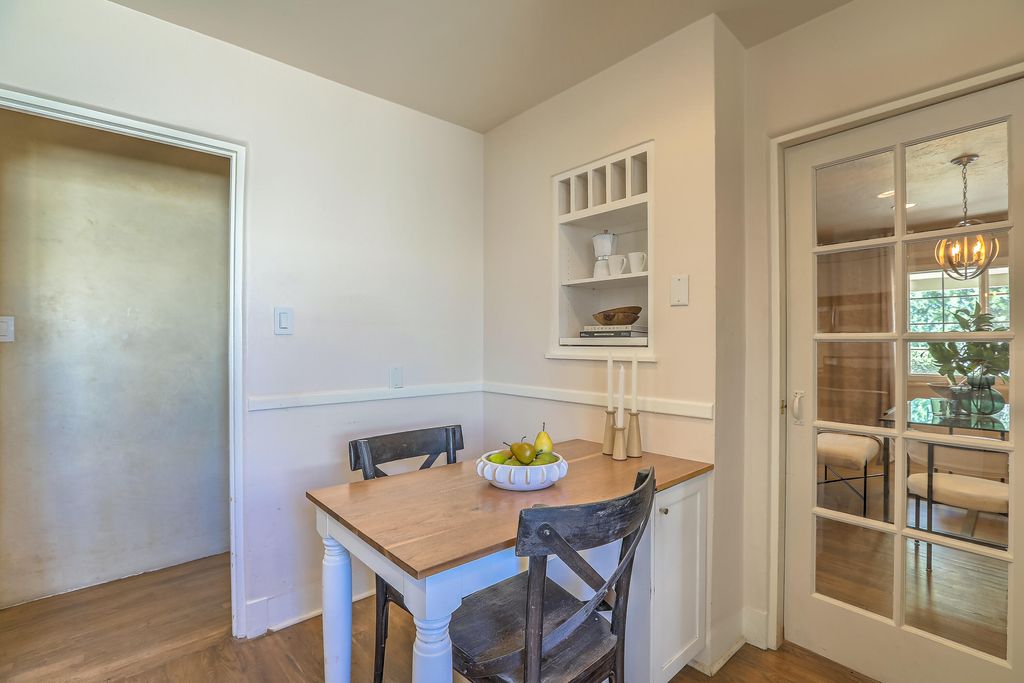 Image 22 of property listing at 812 Vassar Drive SE, Albuquerque, NM 87106