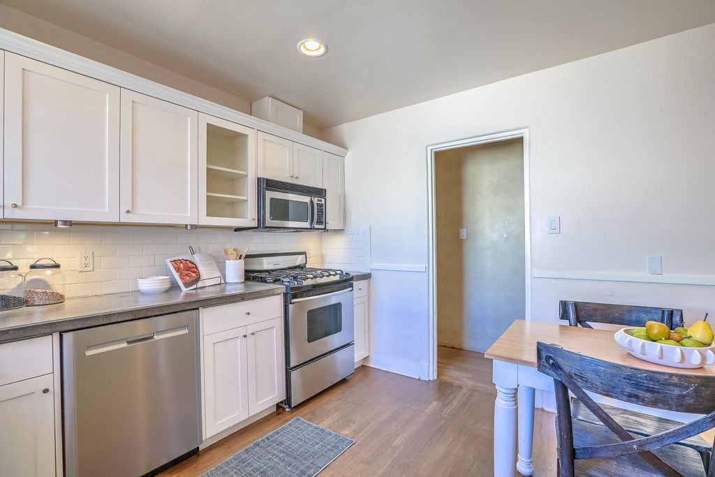 Image 23 of property listing at 812 Vassar Drive SE, Albuquerque, NM 87106