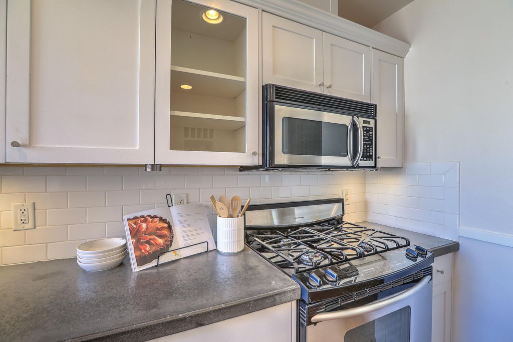 Image 24 of property listing at 812 Vassar Drive SE, Albuquerque, NM 87106