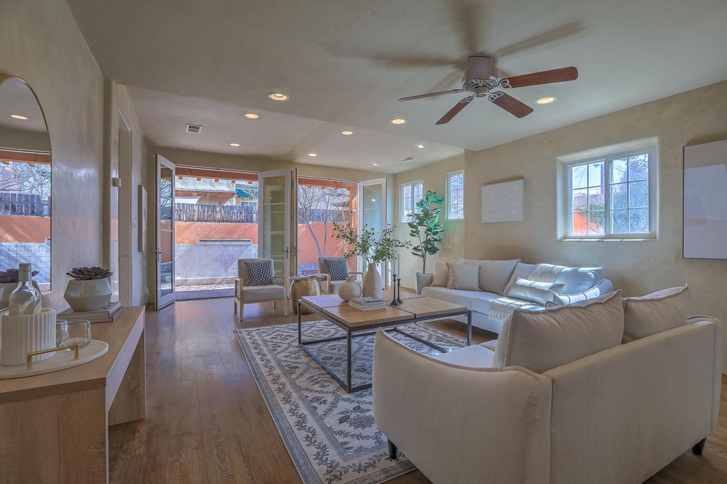 Image 28 of property listing at 812 Vassar Drive SE, Albuquerque, NM 87106