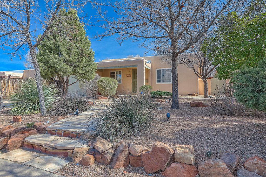 Image 3 of property listing at 812 Vassar Drive SE, Albuquerque, NM 87106