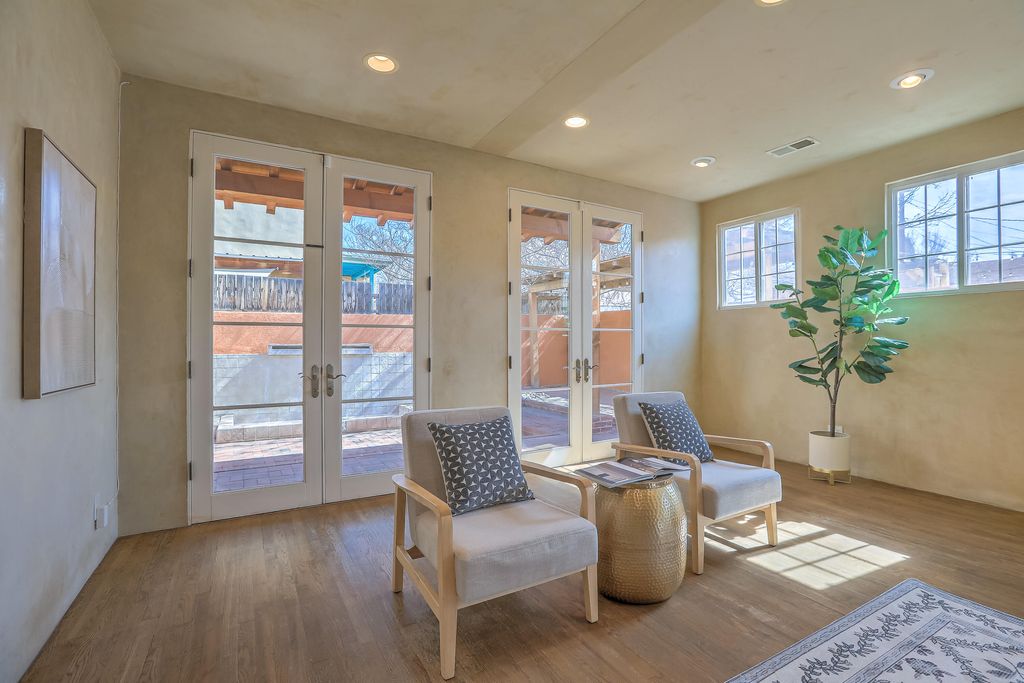 Image 31 of property listing at 812 Vassar Drive SE, Albuquerque, NM 87106