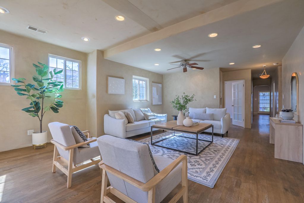 Image 32 of property listing at 812 Vassar Drive SE, Albuquerque, NM 87106