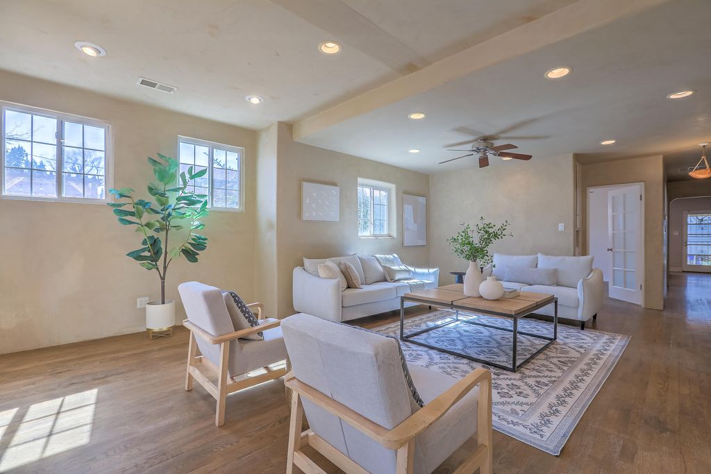 Image 33 of property listing at 812 Vassar Drive SE, Albuquerque, NM 87106