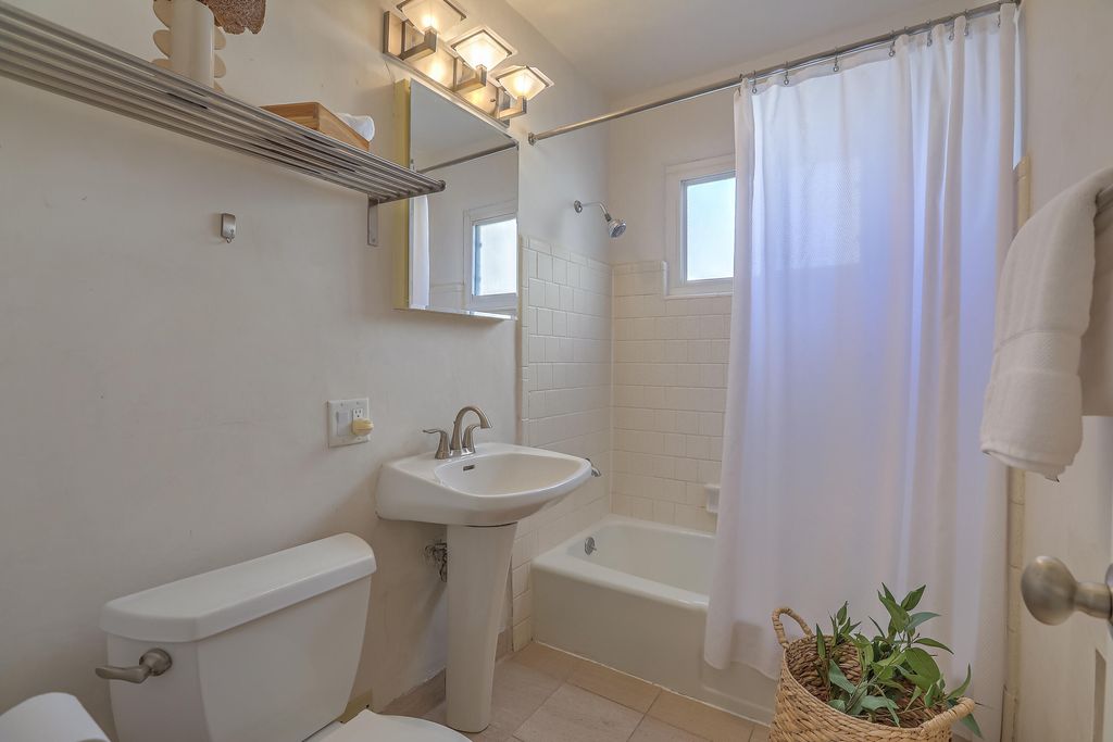 Image 38 of property listing at 812 Vassar Drive SE, Albuquerque, NM 87106