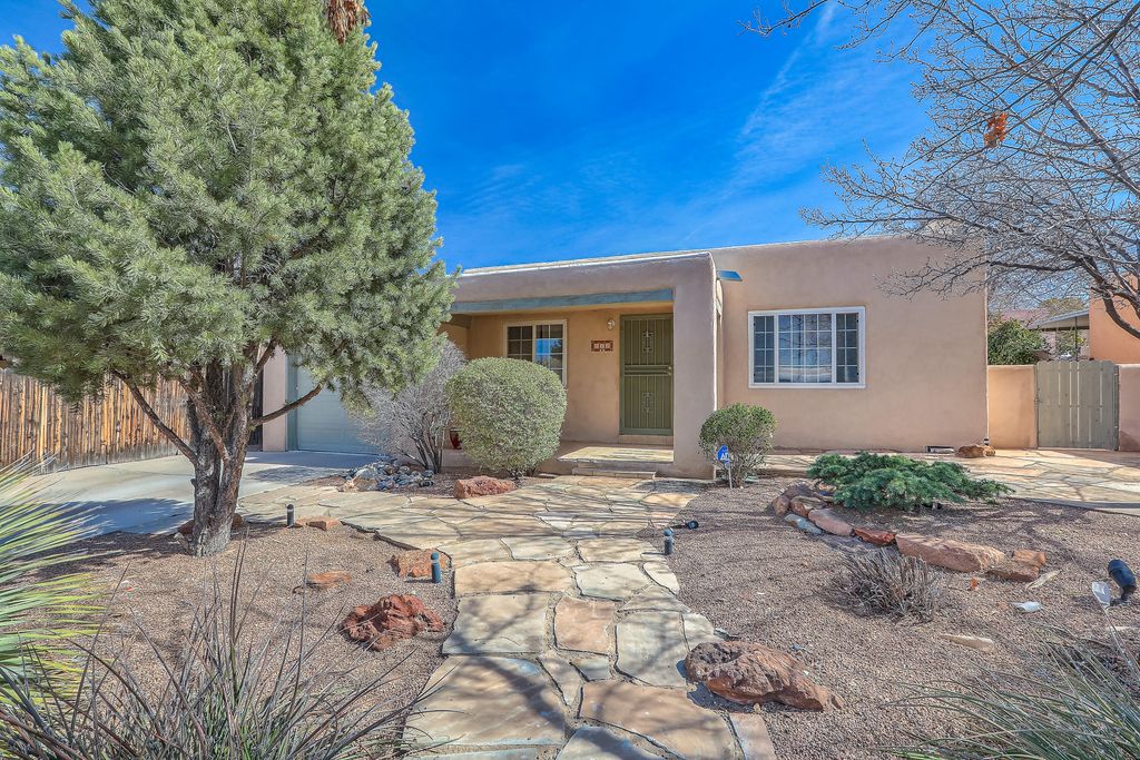 Image 4 of property listing at 812 Vassar Drive SE, Albuquerque, NM 87106