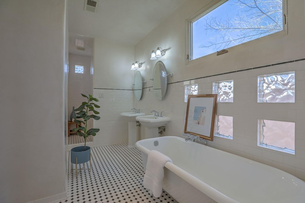 Image 46 of property listing at 812 Vassar Drive SE, Albuquerque, NM 87106