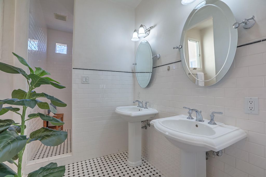 Image 47 of property listing at 812 Vassar Drive SE, Albuquerque, NM 87106