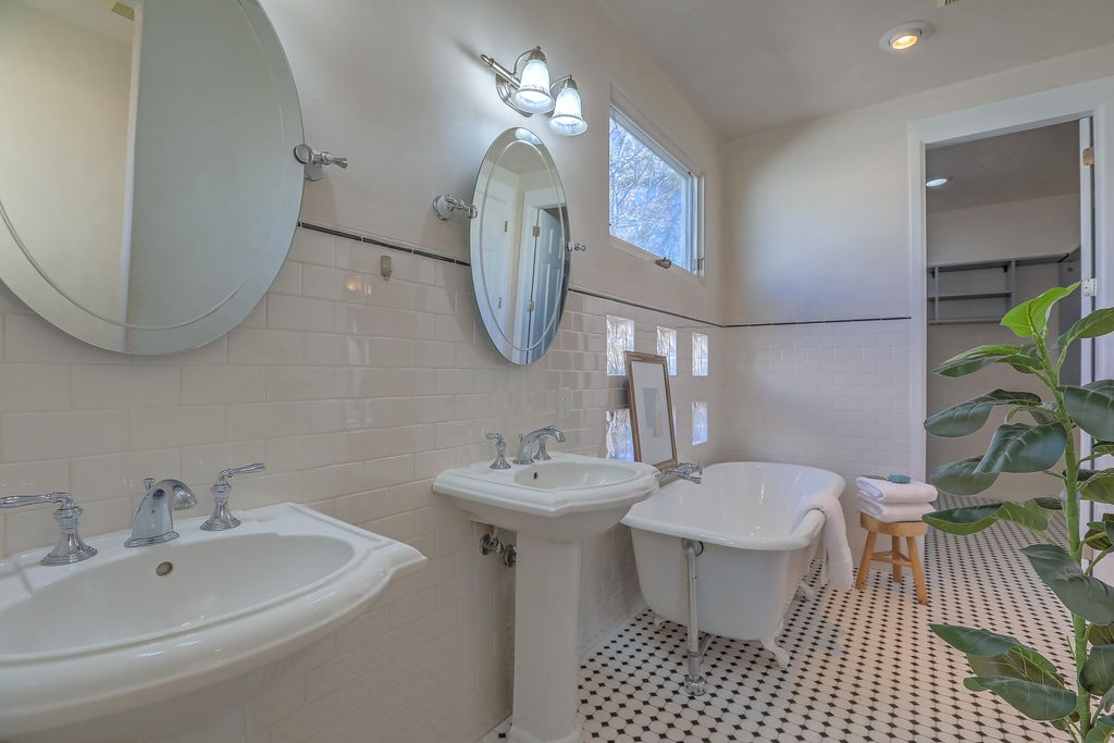 Image 48 of property listing at 812 Vassar Drive SE, Albuquerque, NM 87106